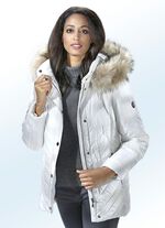 Jas met nepbont op de capuchon 