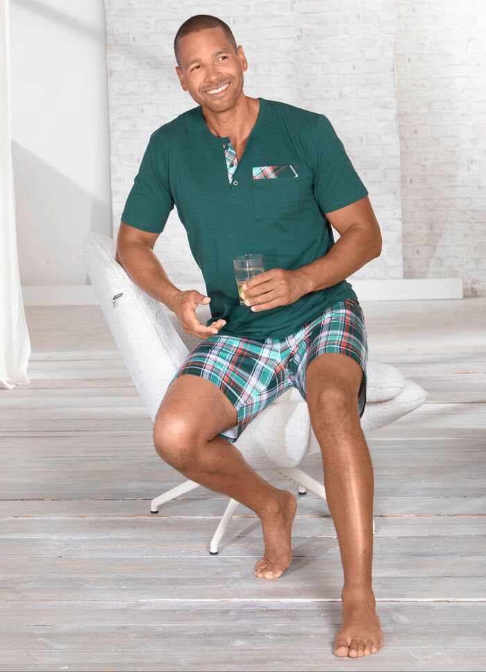 Shortama met knoopsluiting en borstzakje 